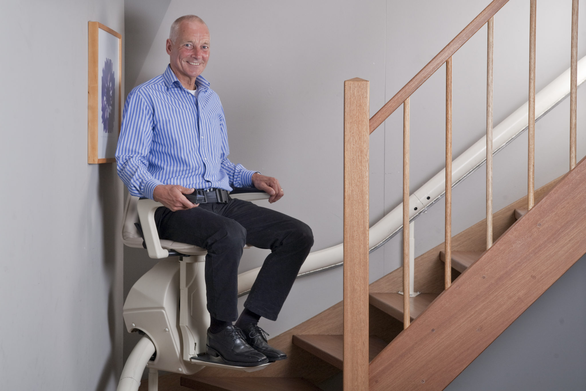 Single rail curved stair lift